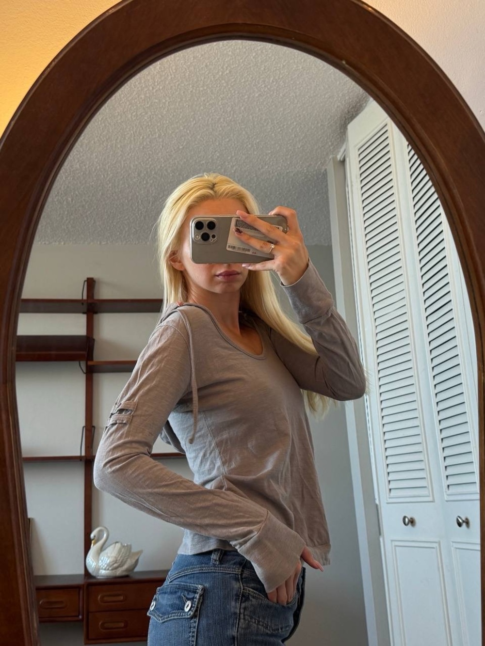 Women's Long-Sleeve Scoop Neck Top in Taupe